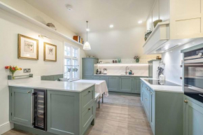 Stylish 2 Bed/2 Bath Flat In The Heart Of Windsor